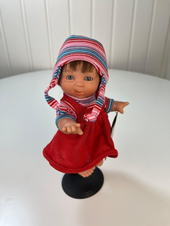 картинка испанские Кукла Джестито "Инфант", 18 см, в красном сарафане, ухмыляется, арт. 10000U-11 интернет-магазин TuKiTu.ru